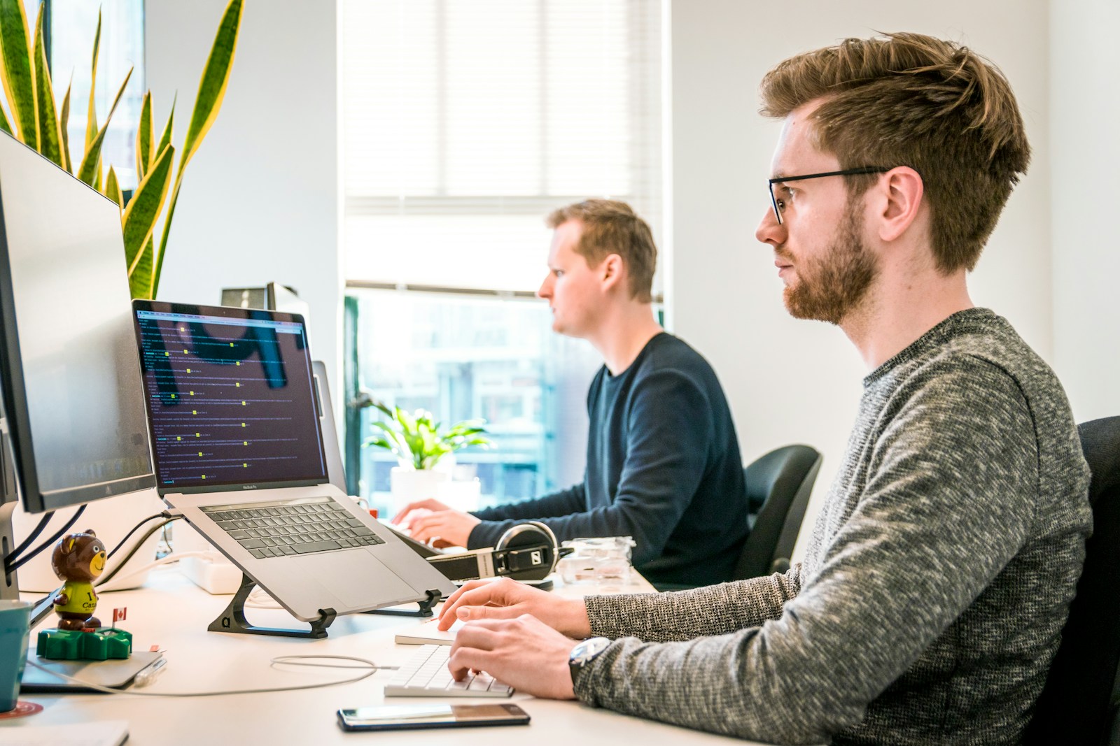 現代的なワークスペースとコンピュータ